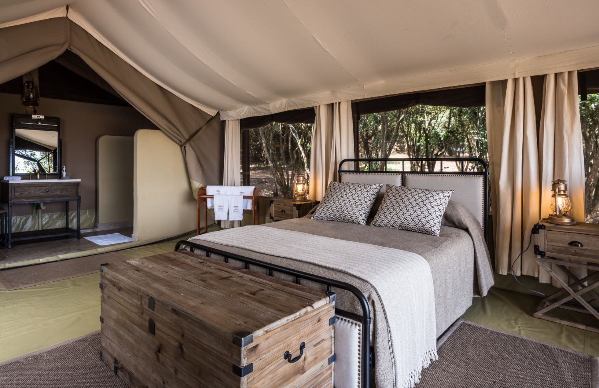 IM_KE_MAR_Entim-Mara-Main-Camp_Bedroom-with-big-bed.jpg